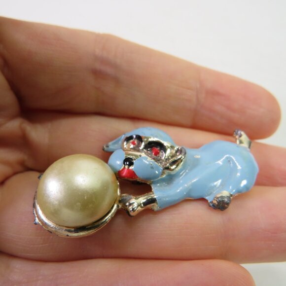 Vintage Enamel Blue Dog Puppy chasing Pearl Ball Lapel Pin Brooch 1940s - 1960s - Picture 6 of 9